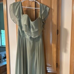 Elegant Green Maxi Dress with Timeless Appeal